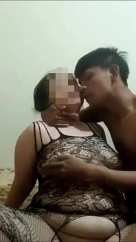 Tubuh Makcik Seksi Berpakaian Dalam Pakaian Badan Yang Benar-benar Memikat.