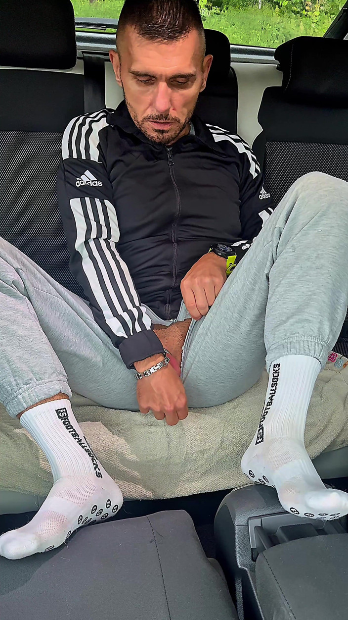 Werther1: Sport Kerlim Trainingsanzug Und Weißen Socken Draußen Im Spaß in...