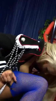 Trois lesbiennes sexy écartent la chatte pour la bite de Paul