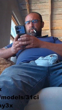 Tuo padre eiacula con una sigaretta in bocca