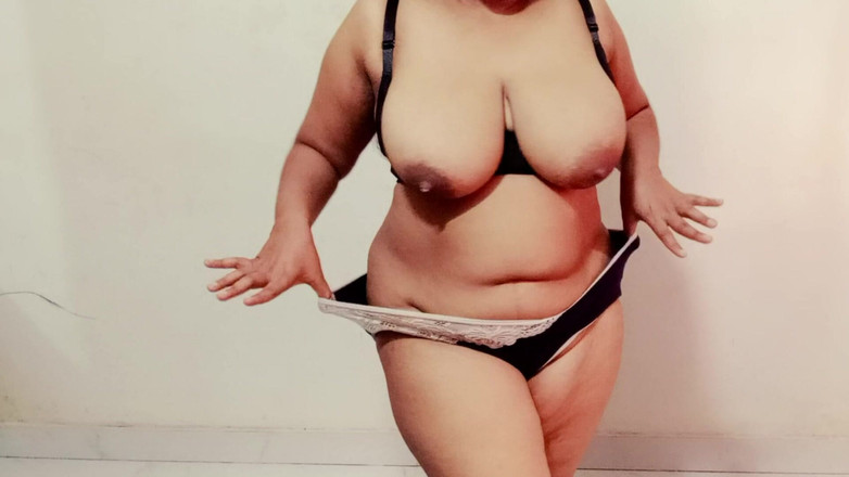 Your Arya: Arya, belle-mère excitée, se fait baiser