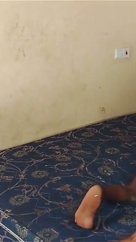 Zwarte hottie huurt hengst met grote zwarte lul om haar droog te legen