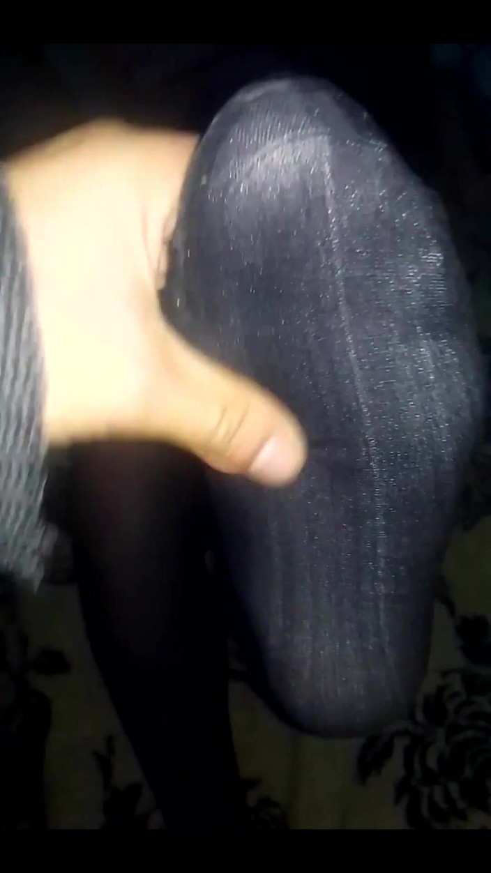 Fitcure1: Zdejmuję jej buty i dotykam jej nóg.