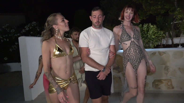 Yourfavecumslut: Villa havuzunun etrafında gece grup seks partisi