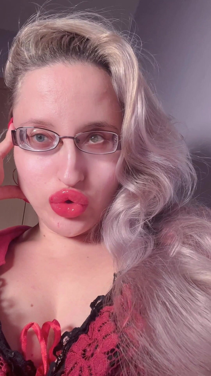 FinDom Goaldigger: Bimbo Red Lipgloss fängslad