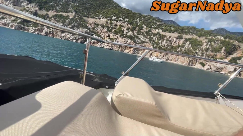 SugarNadya: SugarNadya mi ha fatto venire su una barca turistica