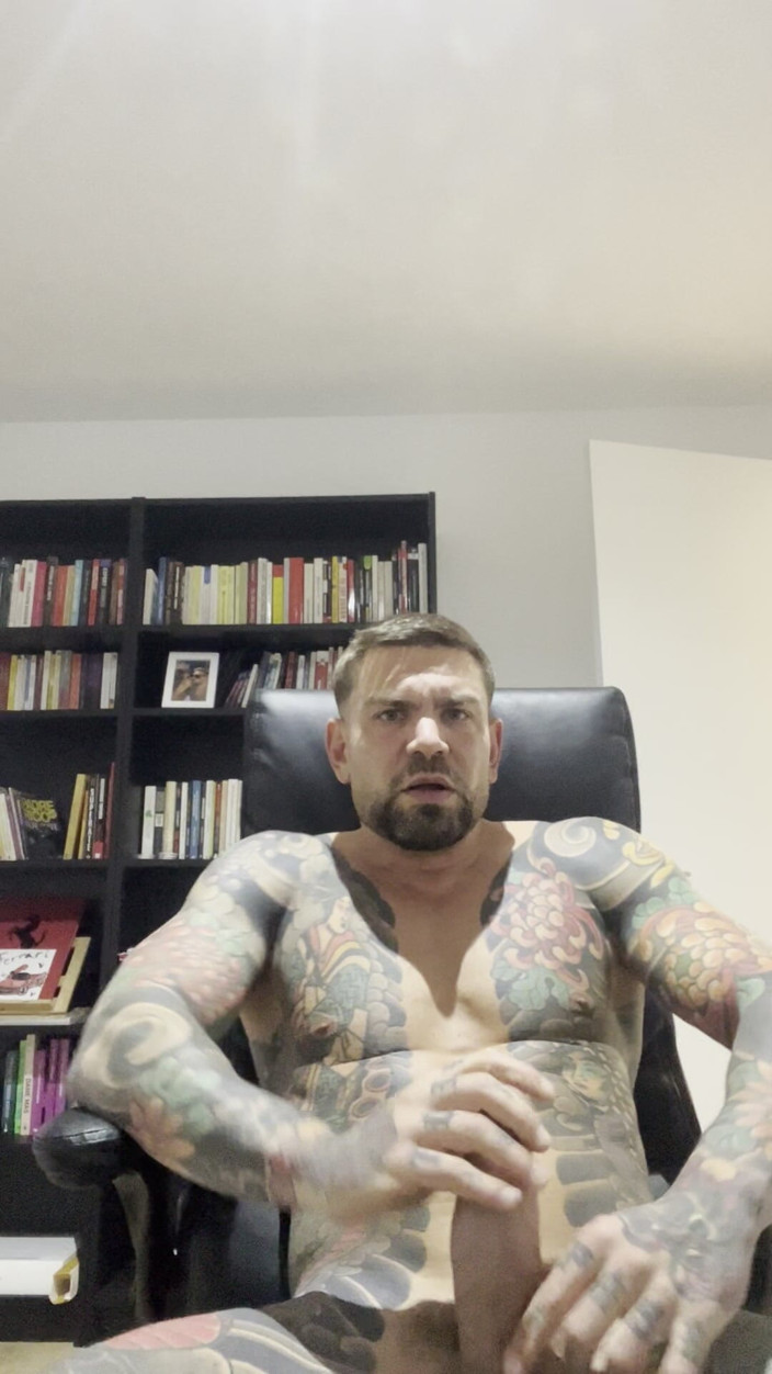 Juan Lucho Gay: Jeune Homme Se Masturbe Dans Son Bureau