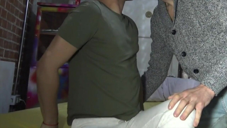 YOUNG FUCKED BY OLDER: เย็ดดิบโดยชายแท้แบดบอยอยากรู้อยากเห็น