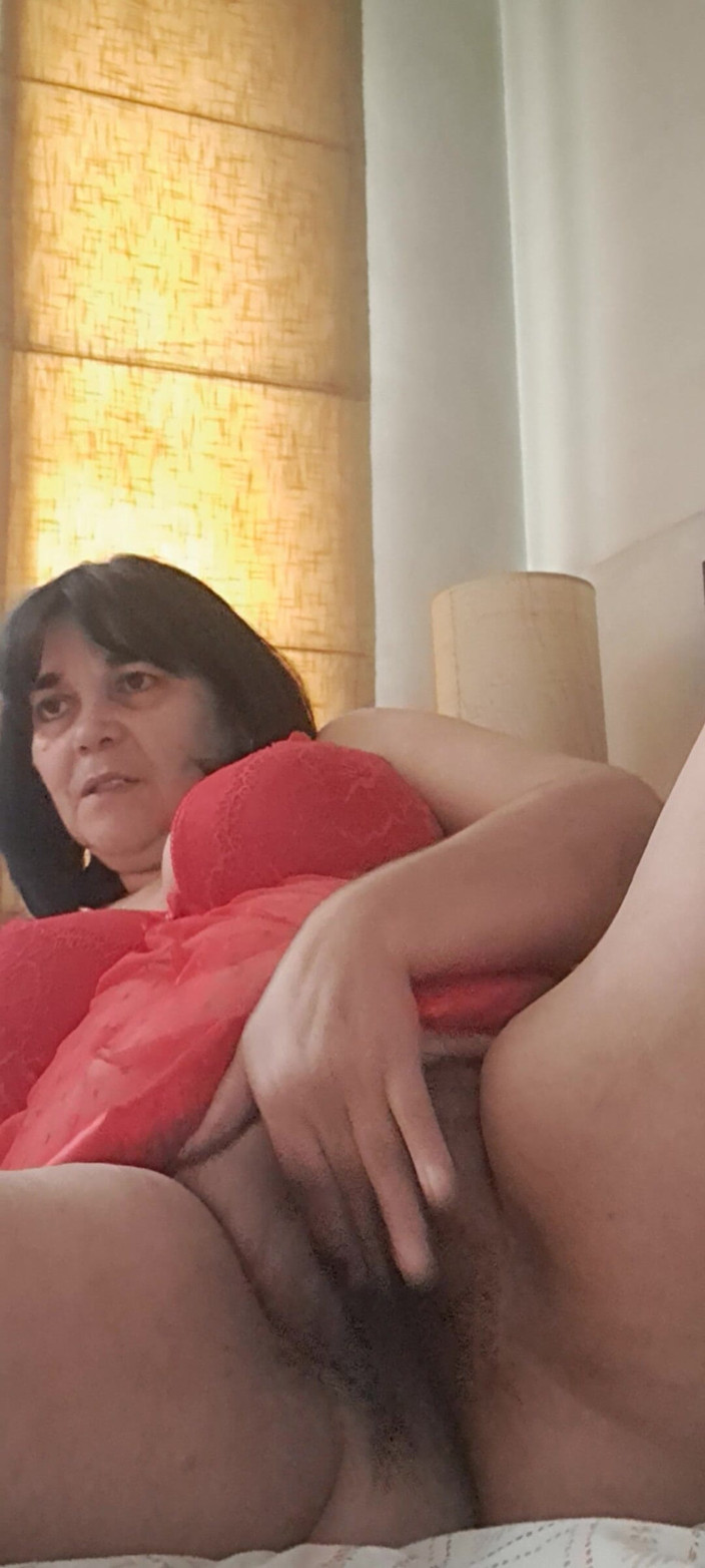 Mommy big hairy pussy: Ibu tiri memakai kamera video merah seksi