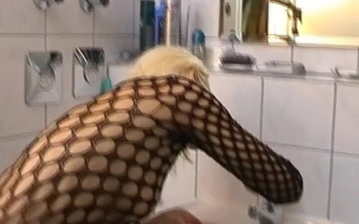 German Homemade: Geweldige blonde Duitse babe krijgt haar kont gesloopt