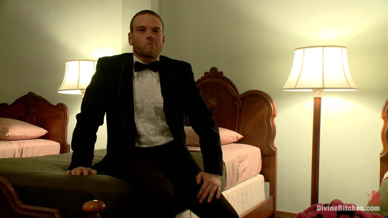 Divine Bitches by Kink: Bobbi Starr의 생일 라이브 및 공개를 위한 40명의 여성 갱뱅 슬레이브보이!