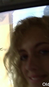 Старі трахають ляльок - молода повія Сара Світ робить мінет від першої особи старому в машині