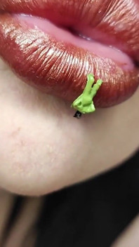 Giantess bawi się 7 małymi osobami i połyka je