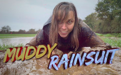 Wamgirlx: Muddy field, tuta da pioggia sotto la pioggia