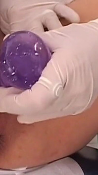 Geile verpleegsters rekken patiënt met enorme paarse dildo