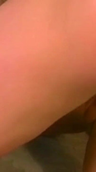 Hete brunette wordt in de watten gelegd met voetfetisj en gepassioneerd likken