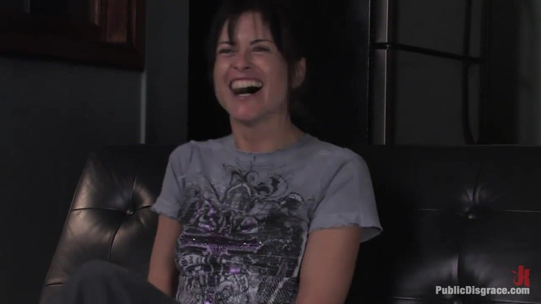 Public Disgrace by Kink: Cecilia Vega jest związana, zerżnięta i używana przez bar pełen...