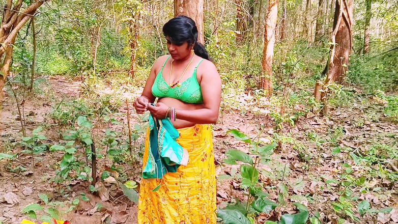 Telugu honey lips: Venkovní sex v lese. Desi Bhabi šuká manželova malého velkého čůráka. Telugské...