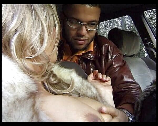 Horny TS babes: Teman wanitanya memberikan blowjob kereta kepada transeksisit