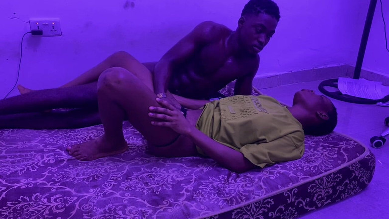 NaijaTeens: 長い一日の後、後ろから私の赤ちゃんのきつい秘部を突く