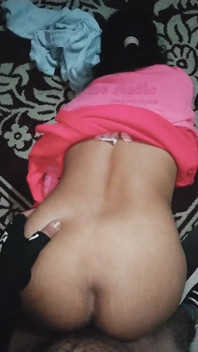 Desi Bhabhi hard neuken op zijn hondjes - luid kreunend Indisch poesje