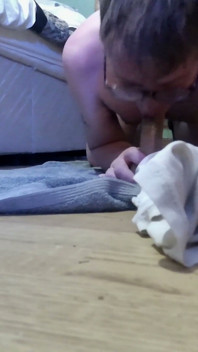 Fışkırtana kadar dildo emiyor