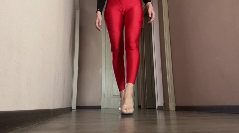 Skinny_lady69: Asmr, herrin in Latex und roten leggings, reitet über den raum