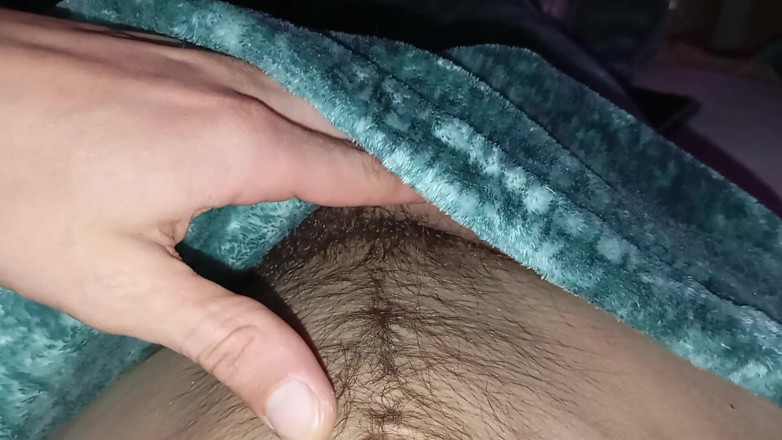 Elvissc: 소파에서 담요로 영화를 보면서 이 자지를 빨고 싶으신가요?