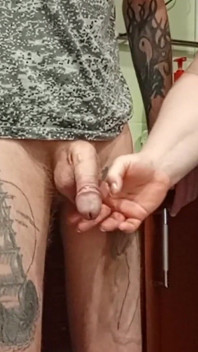 当独自在家时，岳母吮吸和撸管我的鸡巴