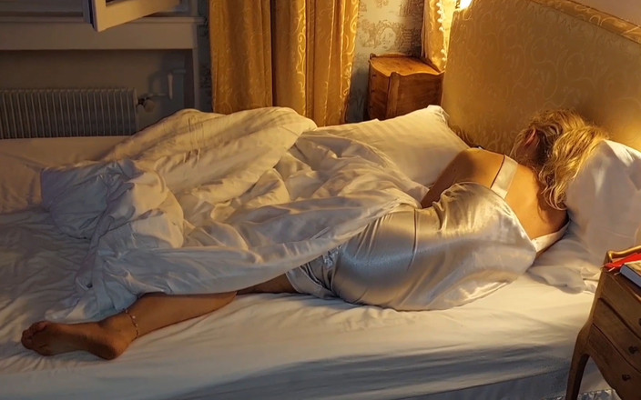 Selena701: Amador loira madura esposa e jogos de sexo na cama