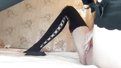 Christy G: Sexy dívka masturbuje na posteli a sní o tlustém ptákovi