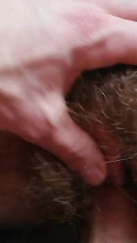 털이 무성한 보지 섹스와 오르가즘을 느끼는 털이 무성한 여친