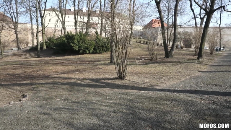 Public Pickups: Veřejné vyzvednutí - Kristine Crystalis předvádí svou koženou bundu a těsný...