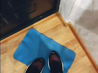 Kroshka36: Жена застукала мужа, трахающего себя в задницу дилдо
