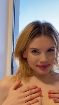 Skutečné domácí video POV - hubená teenagerka a její chutné kouření