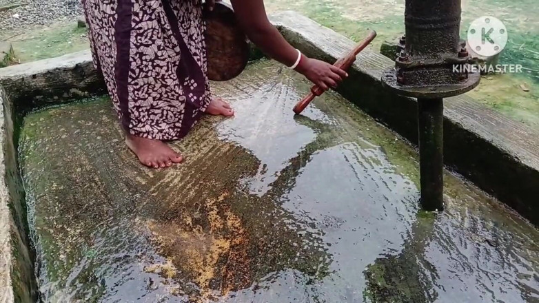 Nenika: Desi bhabhi menyetubuhi memeknya dengan pin yang menggulung