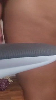 Sexy latina masturbuje s mikrofonem