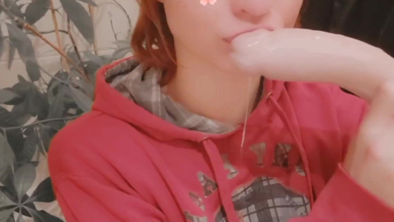 TiSIssyTi: Une femboy efféminée te taquine en te suçant un gode...