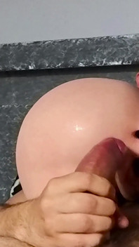 Gros plan, sodomie, poupée avec grosse bite naturelle non coupée