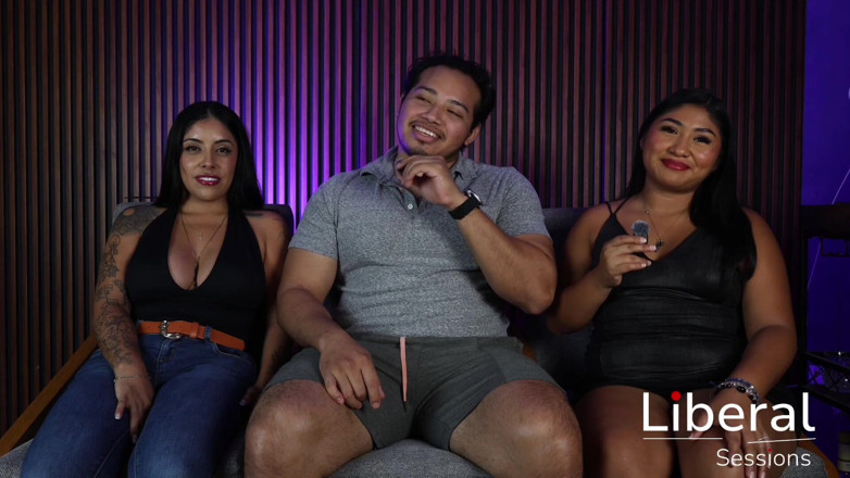 Liberal Sessions: Dos esposas son folladas en una orgía delante de sus...