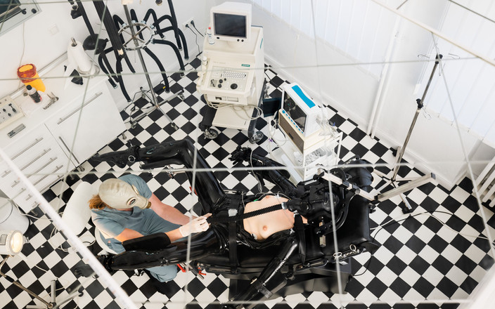 Rubber pervs: Trattamento dell'esame e del cazzo con la macchina del sesso