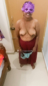 India tamil grandota Latha desnuda muestra grandes tetas y coño peludo se burlan de la mejor amiga del chico! Indiahotwifex