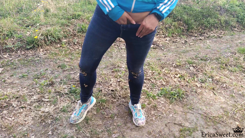 Erica Sweet: Studentin masturbiert muschi und lutscht dildo im wald