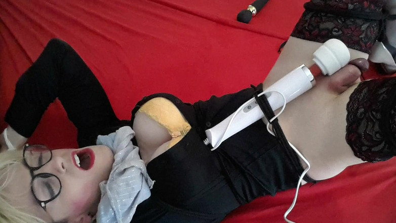 TV_Helena: Tranny svázaná sexuální hračkou musí stříkat