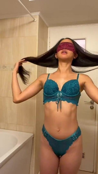 Bella asiatica in lingerie sexy tagli con capelli neri molto lunghi - dea asiatica luna con stuzzicamento e taglio fetish dei capelli
