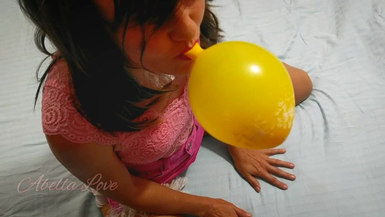 Abella Love: La ragazza fantasiosa soffia il palloncino giallo e schizza con...