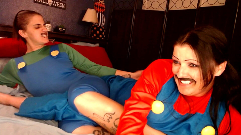 Abby Anna: 레즈 코스프레 마리오와 루이지 가위