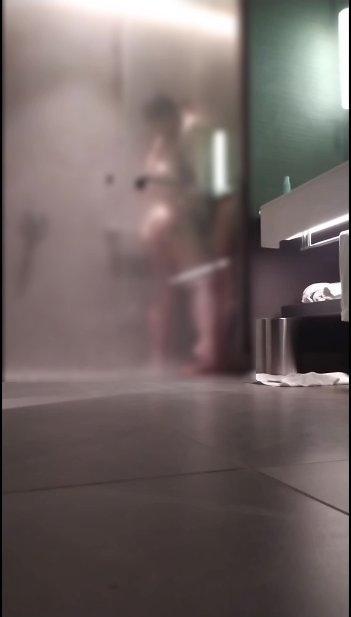 Lily & Theo: 已婚女人在淋浴时和她的情人做爱并被在镜子前舔肛