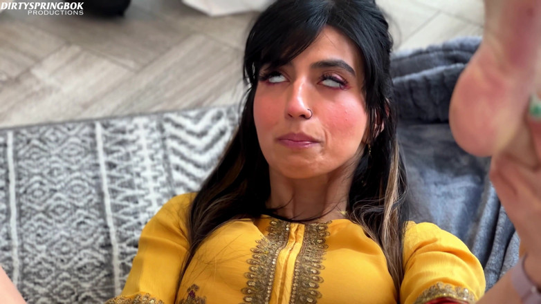 Aaliyah Yasin: Aaliyah yasin lagi sange berat waktu lagi nungguin kedatangan tamunya