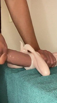 O tamanho deste pau é incrível, e esta linda boneca sexual se mantém bem